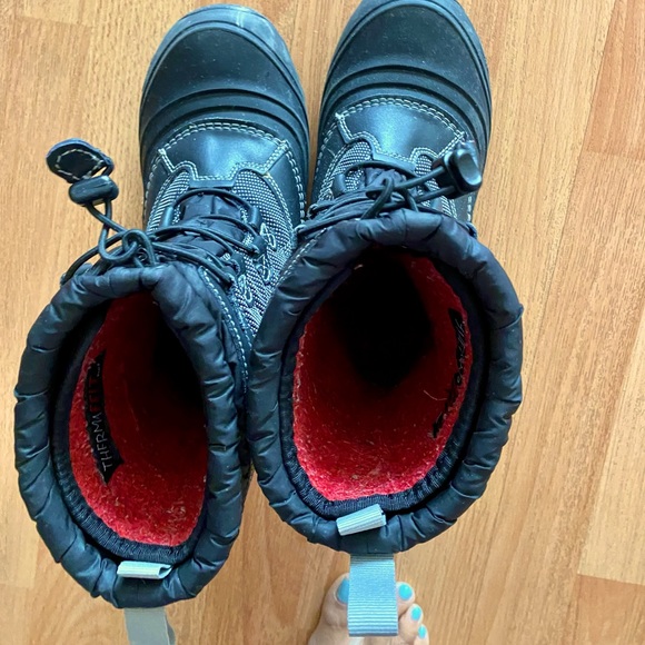 Size 4Y North Face winter boots, barely worn - Picture 1 of 7
